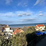 From House Close To The Sea 度假居